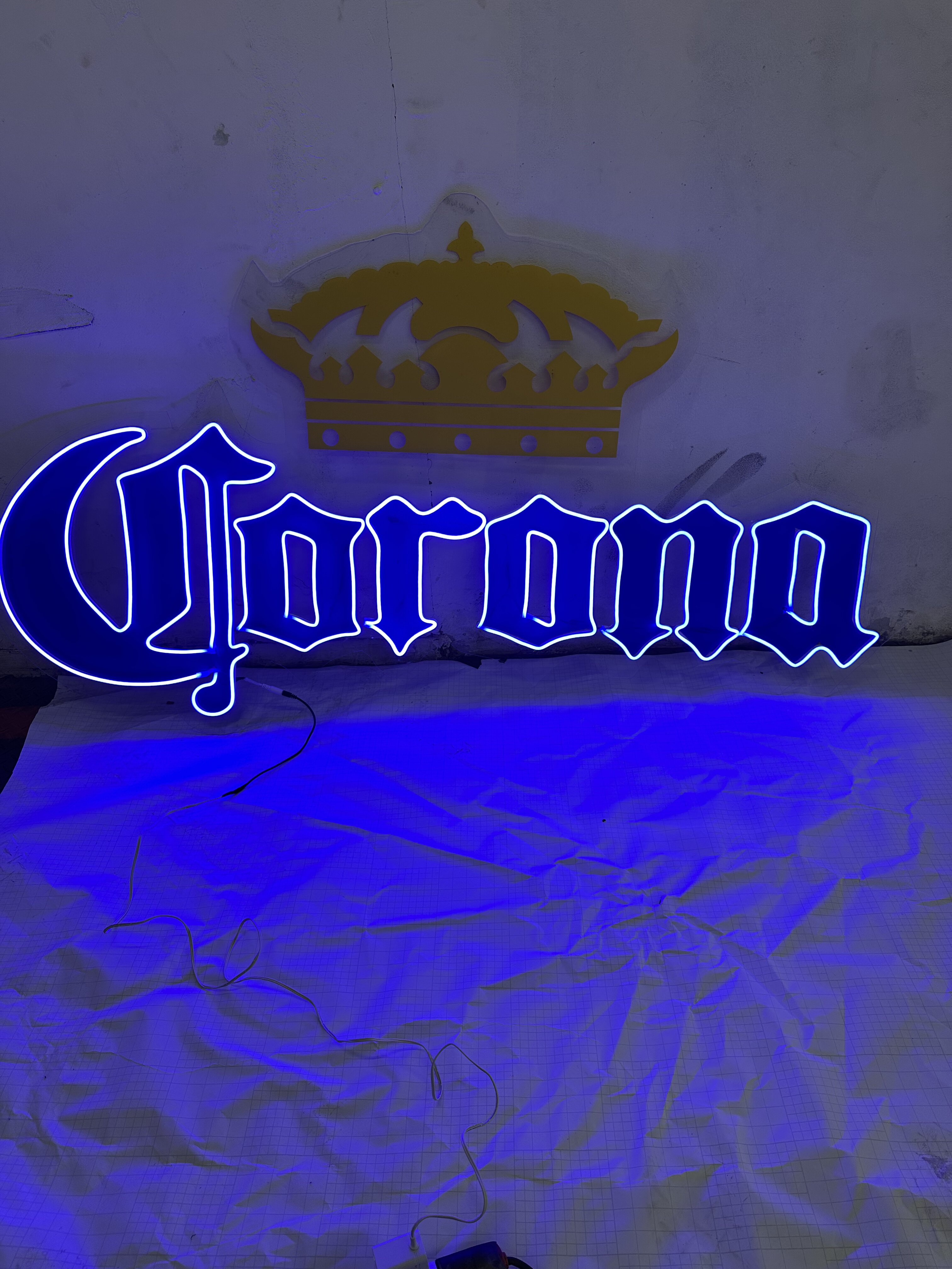 Corona — Neón azul iluminado