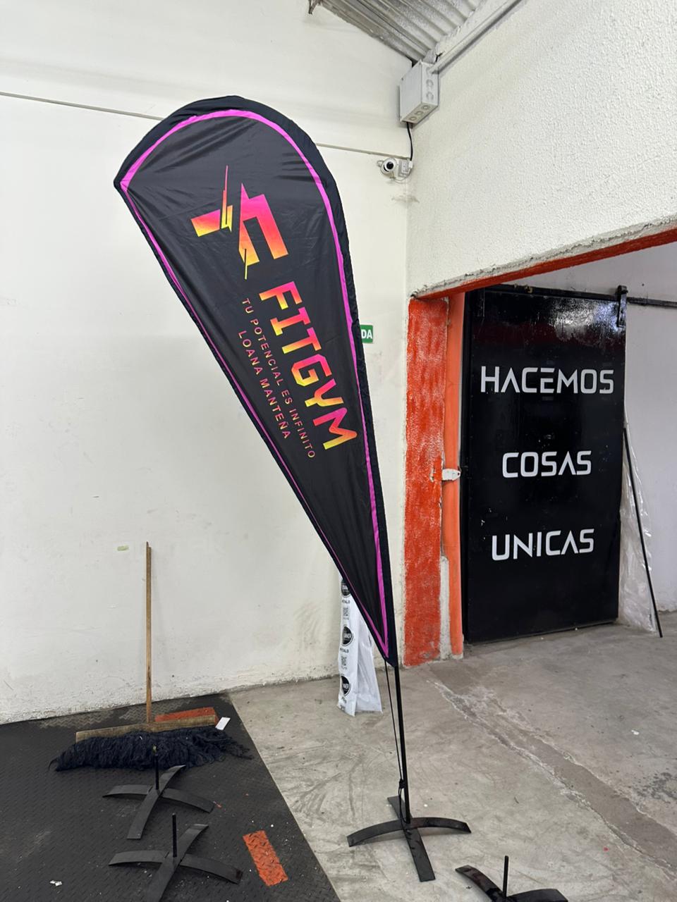 Fly banner FitGym — tipo gota con estructura metálica