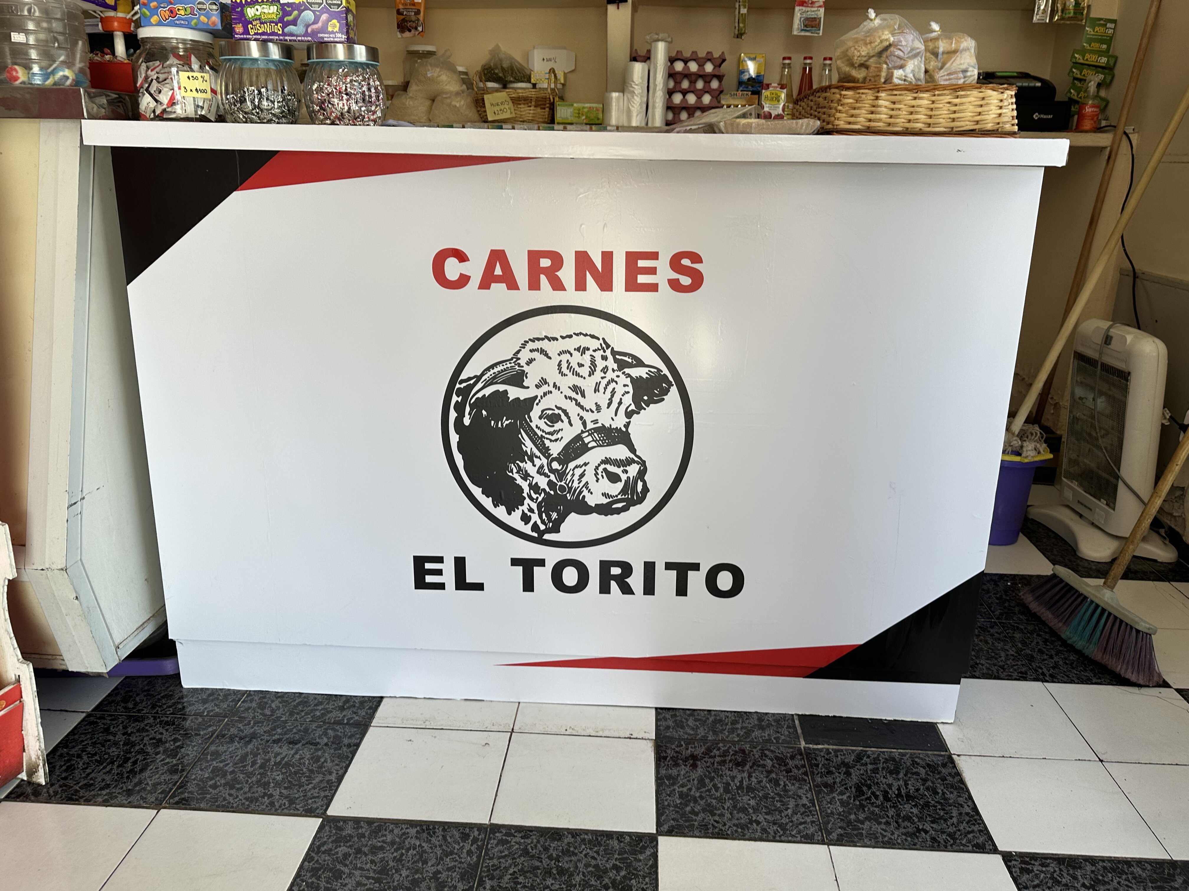Carnes El Torito — Vinilo en mostrador